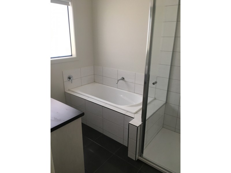 25 Langshan Road, Clyde North VIC 3978