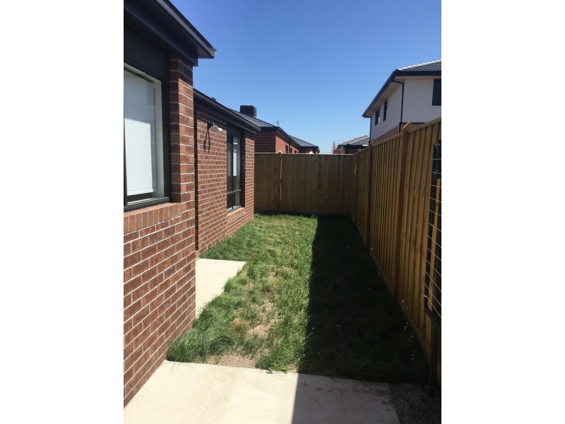 25 Langshan Road, Clyde North VIC 3978