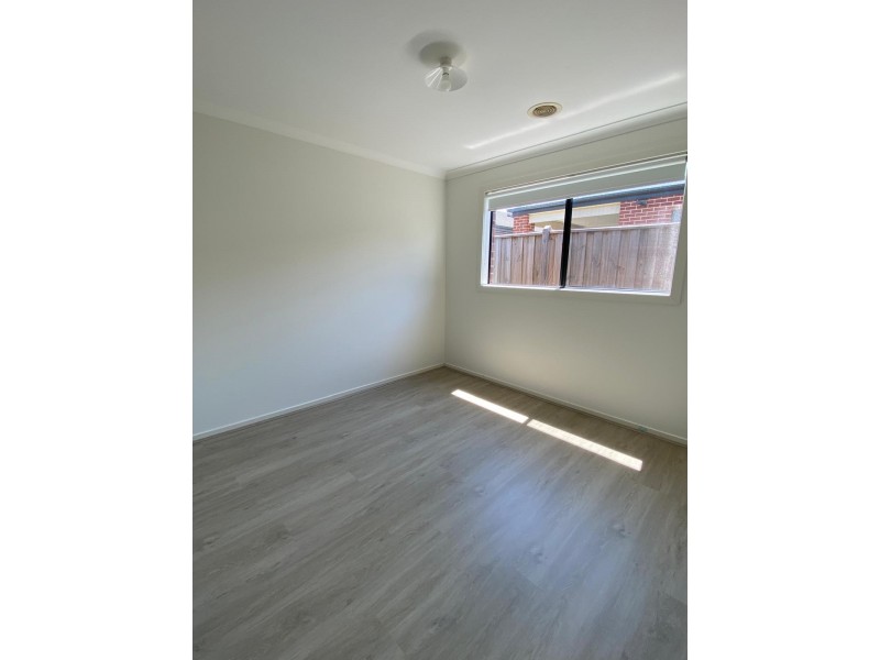 25 Langshan Road, Clyde North VIC 3978