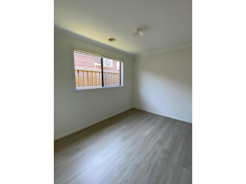 25 Langshan Road, Clyde North VIC 3978