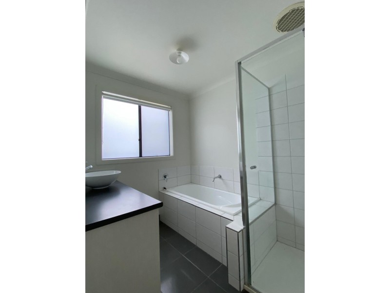 25 Langshan Road, Clyde North VIC 3978