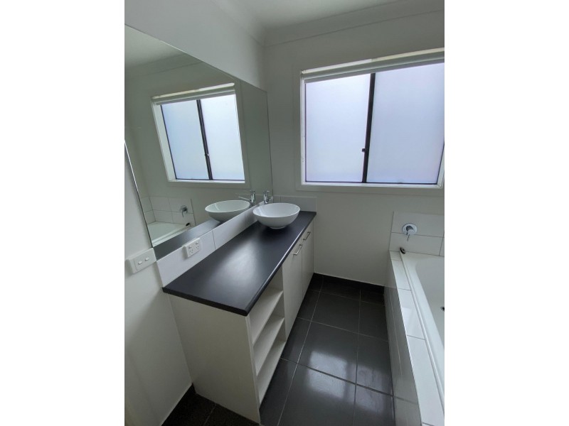 25 Langshan Road, Clyde North VIC 3978