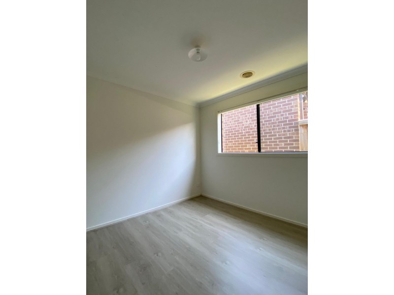 25 Langshan Road, Clyde North VIC 3978