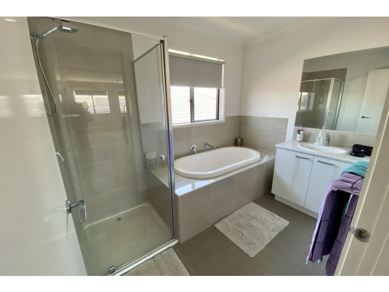 3 Bellsquarry Avenue, Cranbourne East VIC 3977