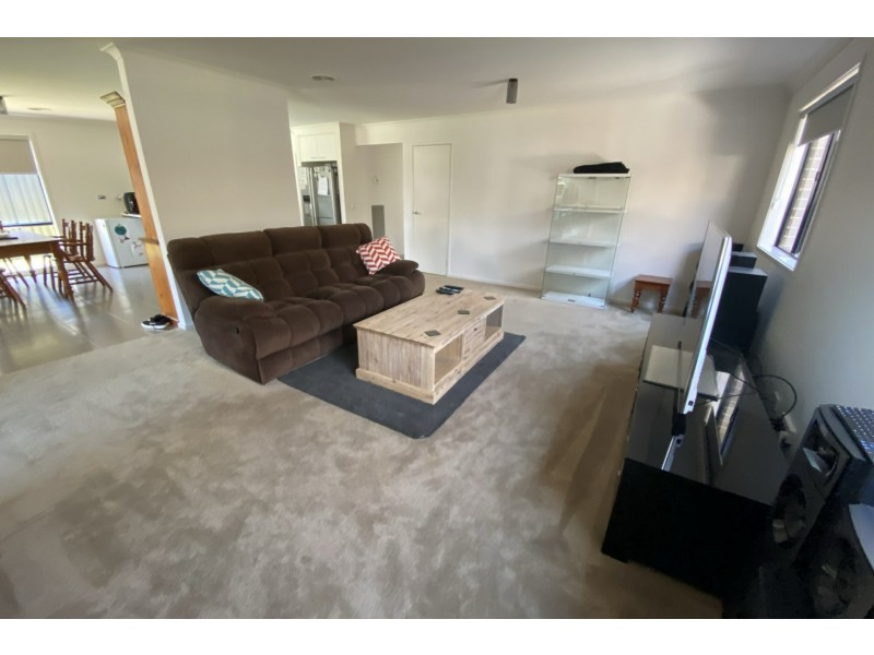 3 Bellsquarry Avenue, Cranbourne East VIC 3977