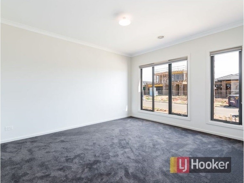 18 Chevrolet Road, Cranbourne East VIC 3977