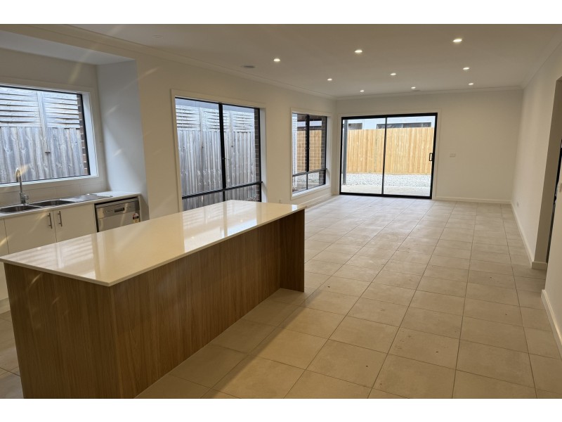7 Maserati Way, Cranbourne East VIC 3977