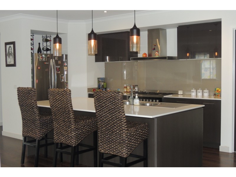 10 Sikes Road, Clyde North VIC 3978