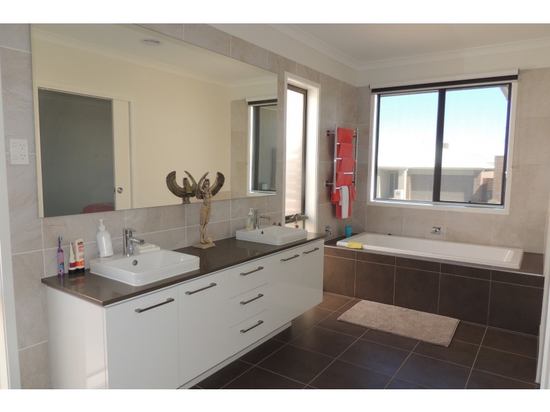 10 Sikes Road, Clyde North VIC 3978