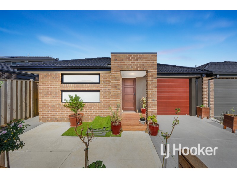 10 Gecko Crescent, Clyde North VIC 3978