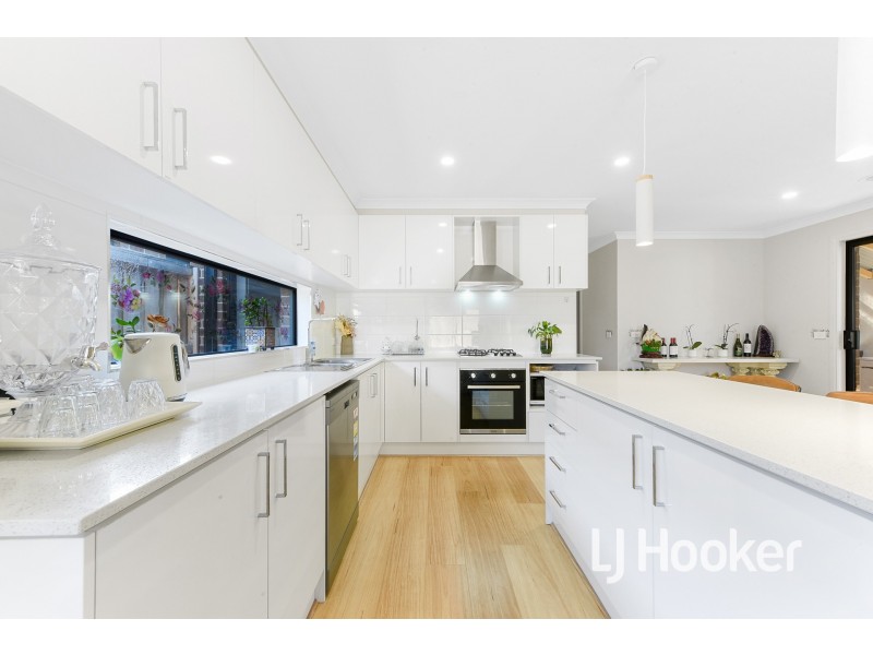 10 Gecko Crescent, Clyde North VIC 3978