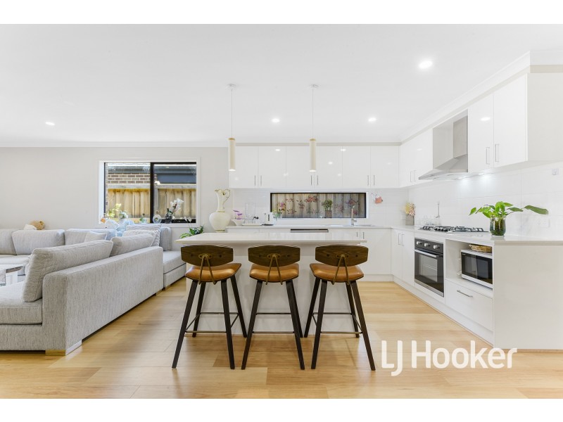 10 Gecko Crescent, Clyde North VIC 3978