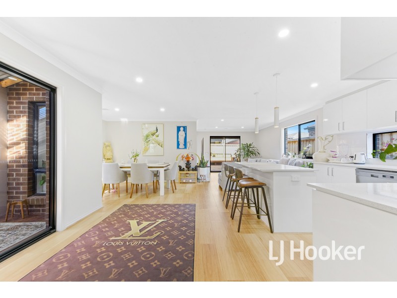 10 Gecko Crescent, Clyde North VIC 3978