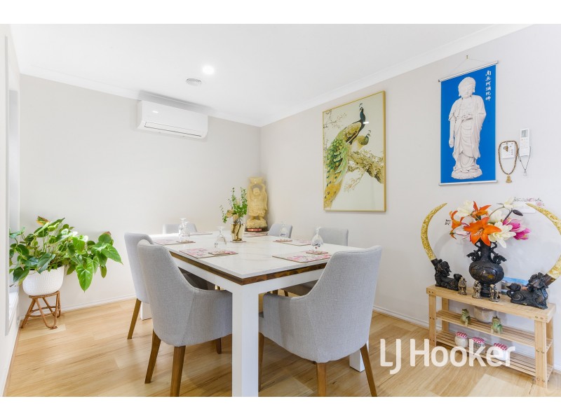 10 Gecko Crescent, Clyde North VIC 3978