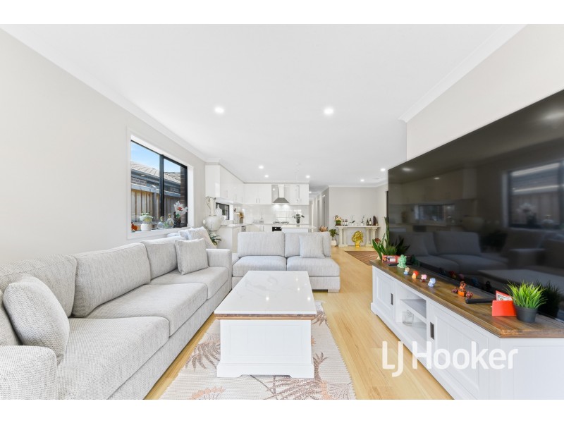 10 Gecko Crescent, Clyde North VIC 3978