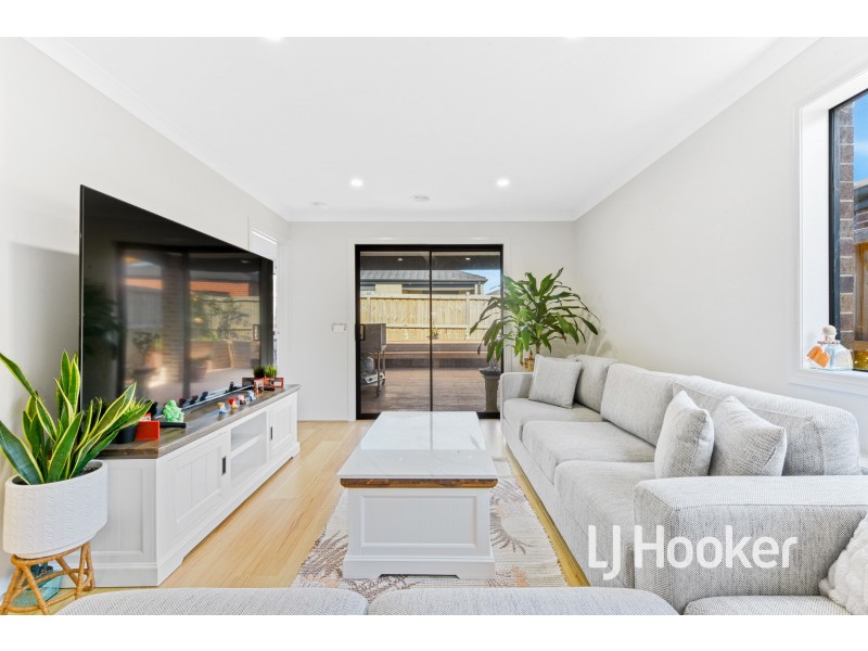 10 Gecko Crescent, Clyde North VIC 3978
