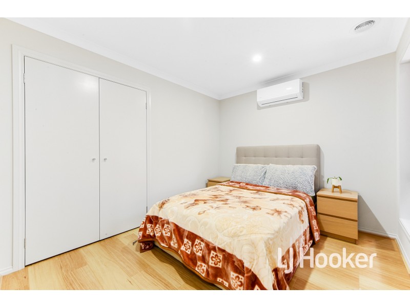 10 Gecko Crescent, Clyde North VIC 3978