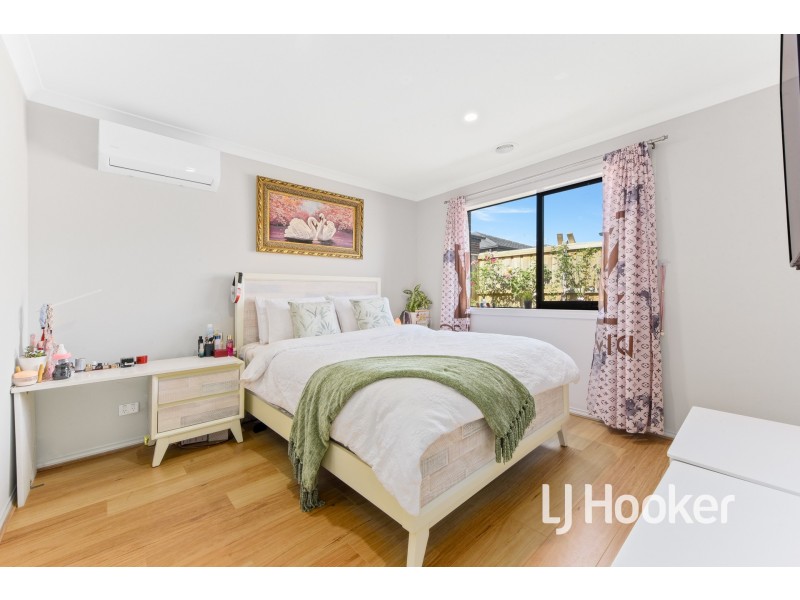 10 Gecko Crescent, Clyde North VIC 3978