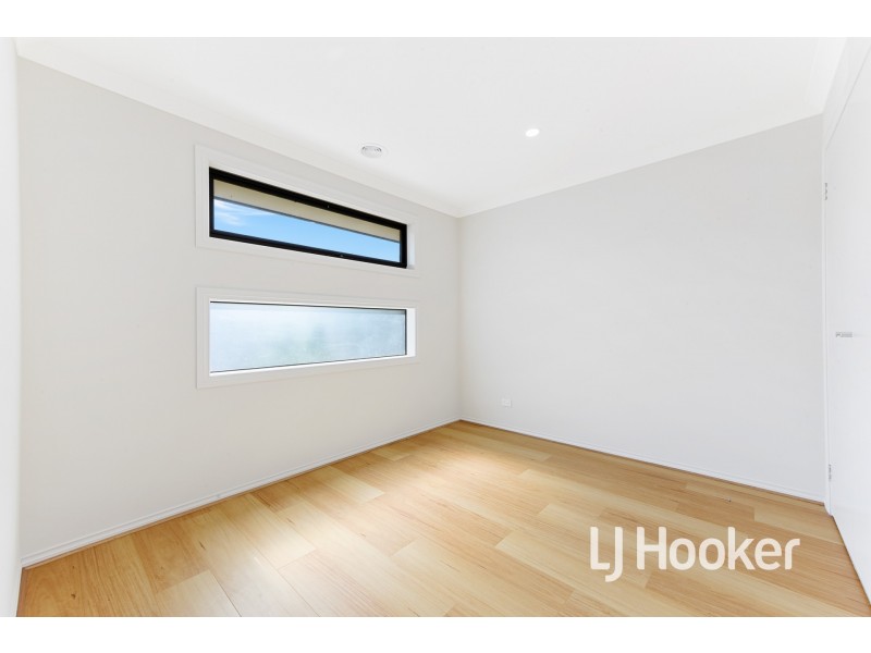 10 Gecko Crescent, Clyde North VIC 3978