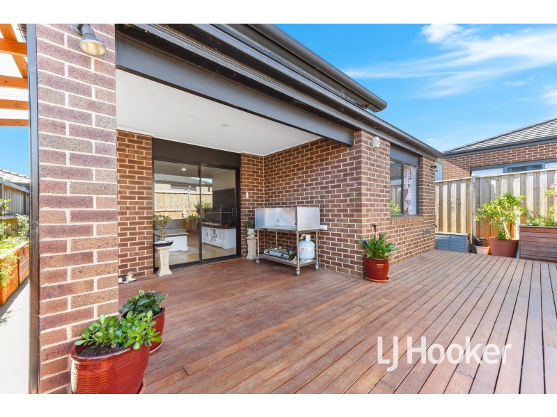 10 Gecko Crescent, Clyde North VIC 3978