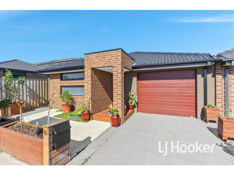 10 Gecko Crescent, Clyde North VIC 3978