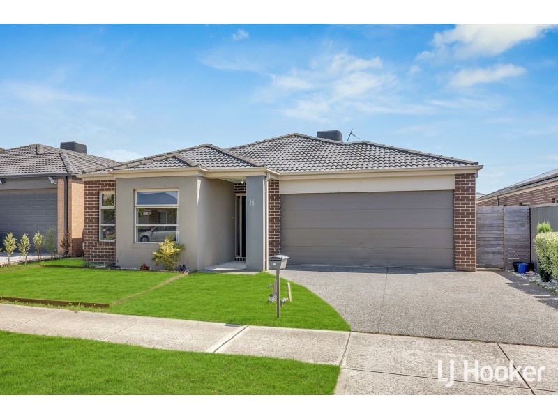 16 Bankton Avenue, Cranbourne East VIC 3977