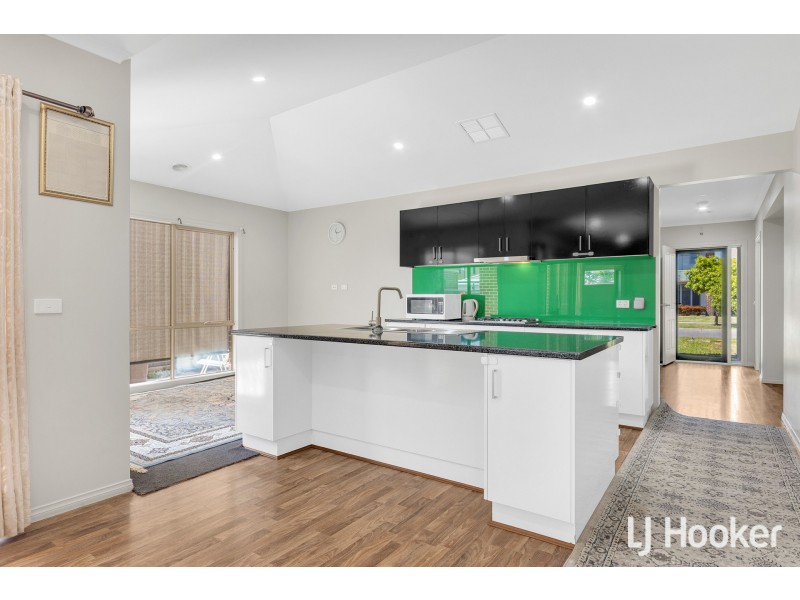 16 Bankton Avenue, Cranbourne East VIC 3977