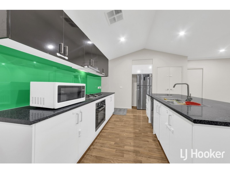 16 Bankton Avenue, Cranbourne East VIC 3977