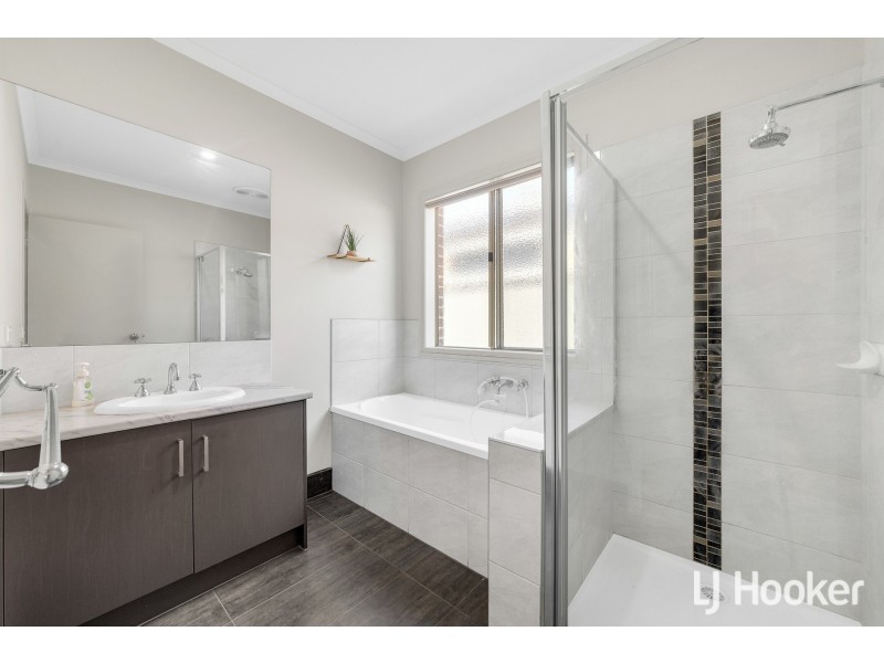 16 Bankton Avenue, Cranbourne East VIC 3977