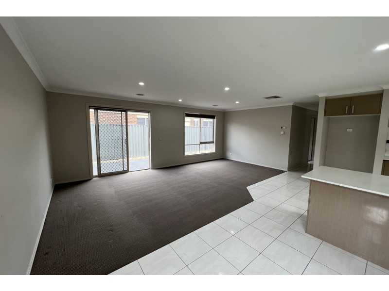 45 Elmslie Drive, Cranbourne East VIC 3977