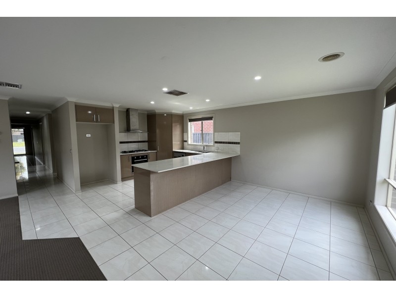 45 Elmslie Drive, Cranbourne East VIC 3977