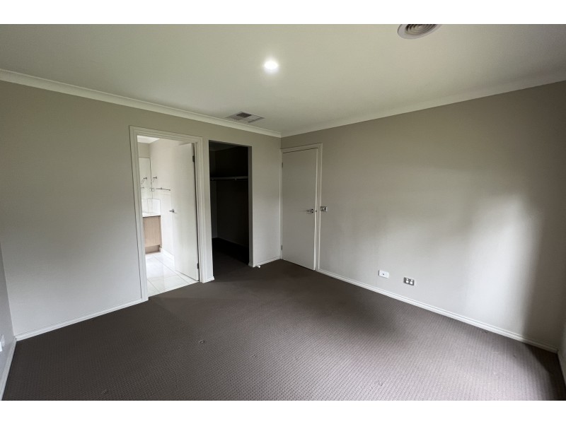 45 Elmslie Drive, Cranbourne East VIC 3977