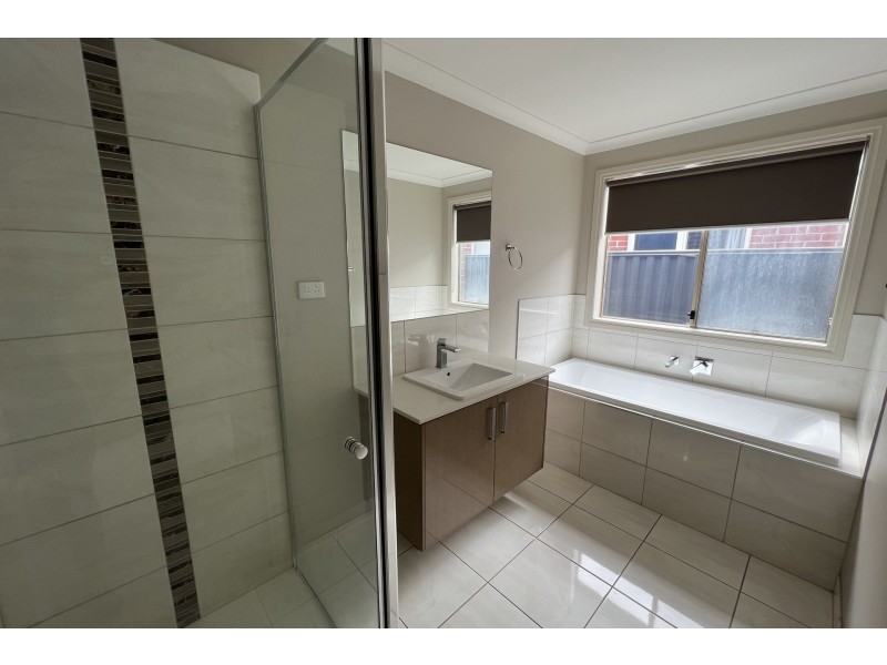 45 Elmslie Drive, Cranbourne East VIC 3977