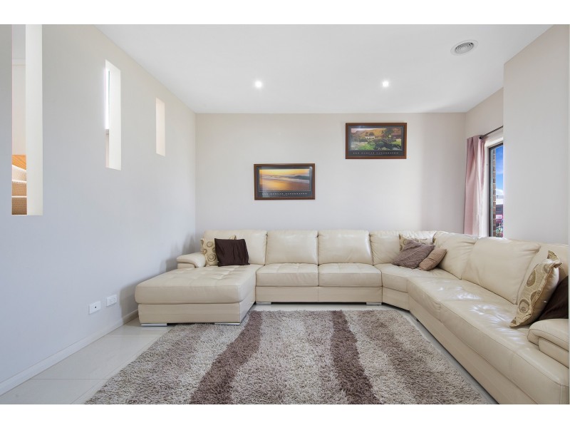 52 Linden Tree Way, Cranbourne North VIC 3977