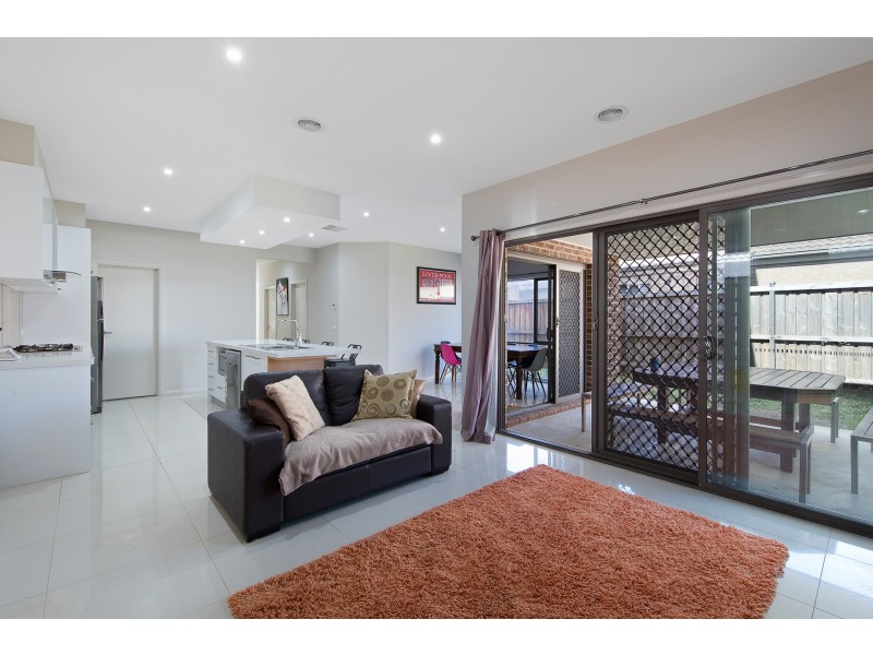 52 Linden Tree Way, Cranbourne North VIC 3977