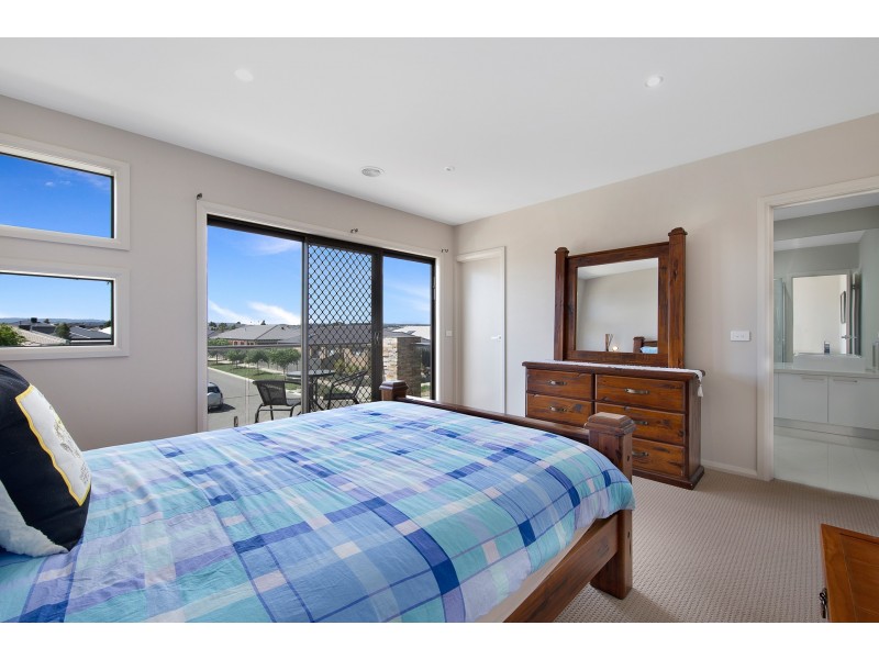 52 Linden Tree Way, Cranbourne North VIC 3977