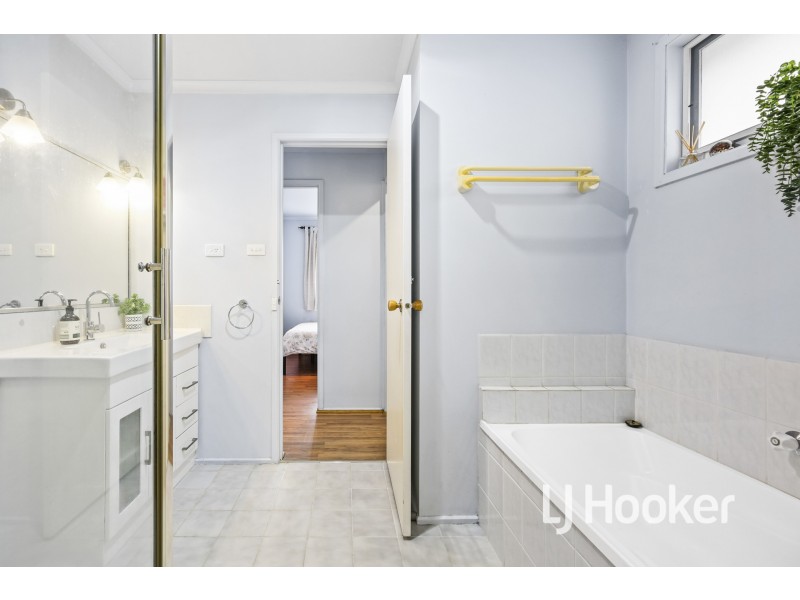 104 Oaktree Drive, Hampton Park VIC 3976