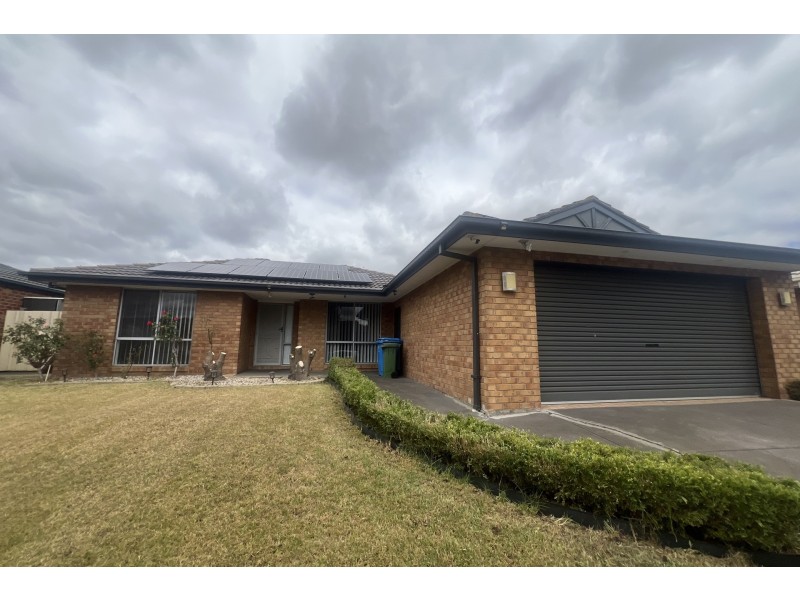 5 Armoy Close, Cranbourne East VIC 3977
