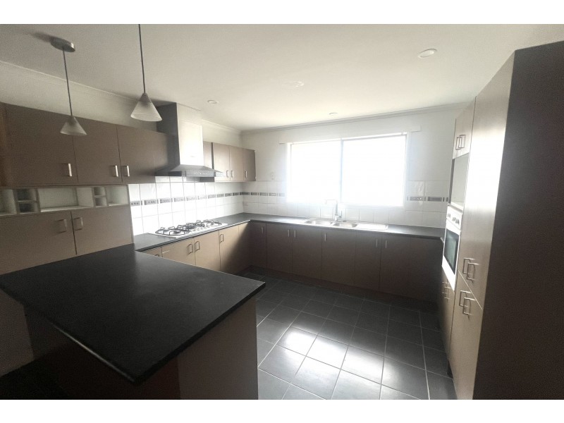 5 Armoy Close, Cranbourne East VIC 3977