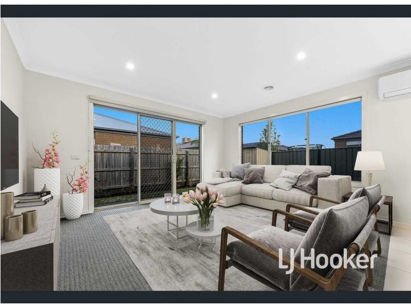 13 Freiberger Grove, Clyde North VIC 3978