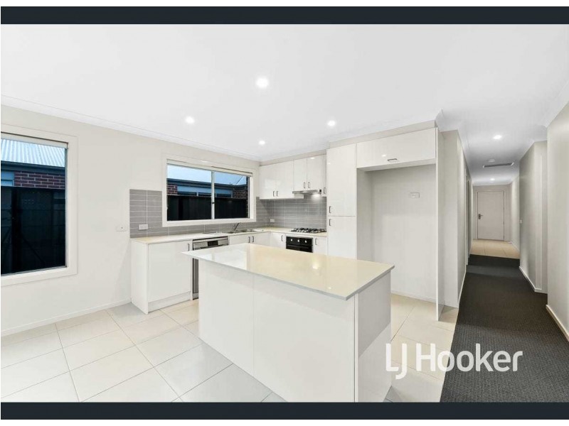 13 Freiberger Grove, Clyde North VIC 3978