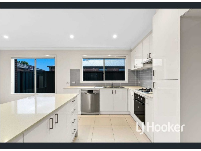 13 Freiberger Grove, Clyde North VIC 3978