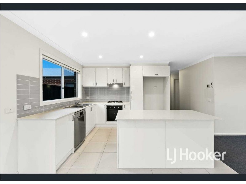 13 Freiberger Grove, Clyde North VIC 3978
