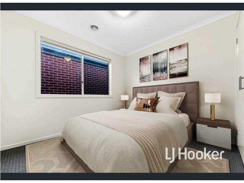 13 Freiberger Grove, Clyde North VIC 3978