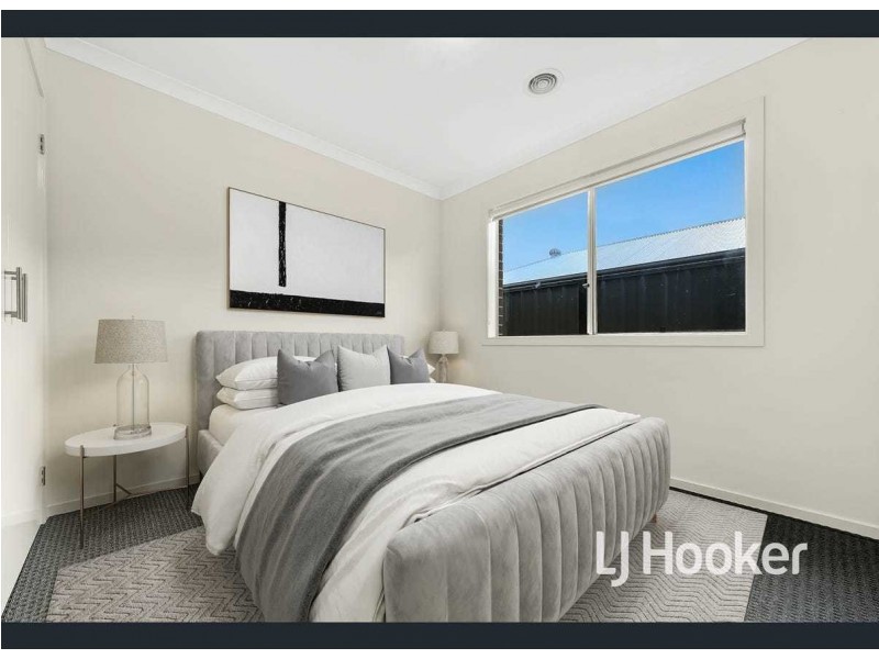 13 Freiberger Grove, Clyde North VIC 3978