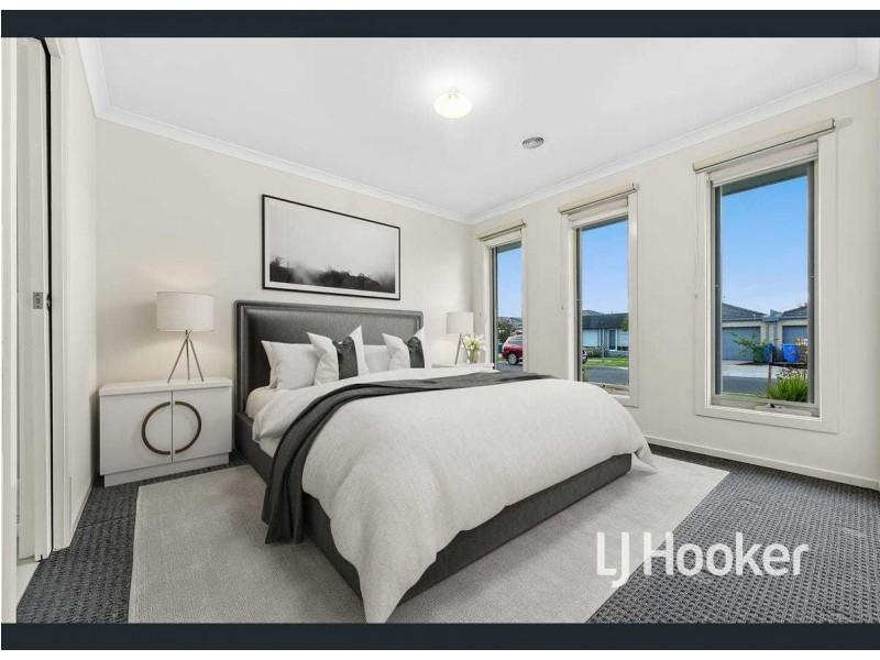 13 Freiberger Grove, Clyde North VIC 3978