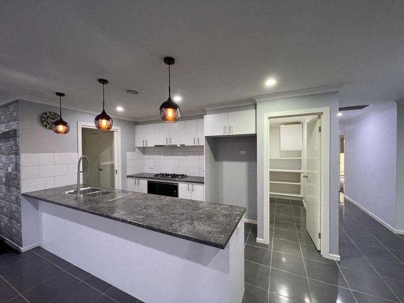 29 Summerhill Drive, Pakenham VIC 3810