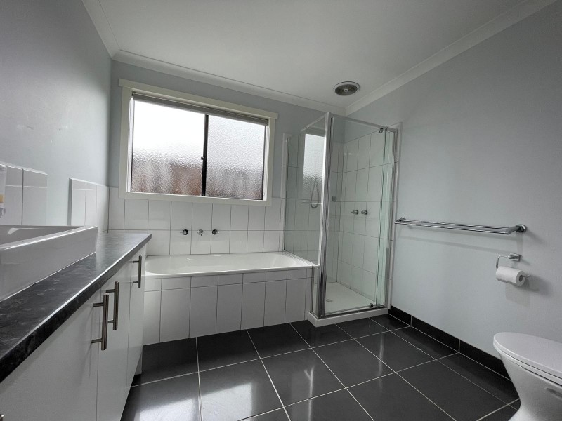 29 Summerhill Drive, Pakenham VIC 3810