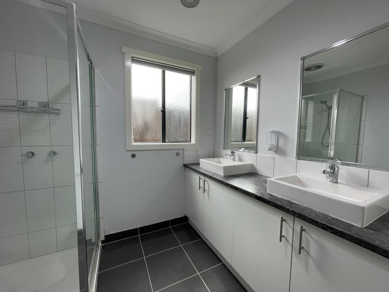 29 Summerhill Drive, Pakenham VIC 3810