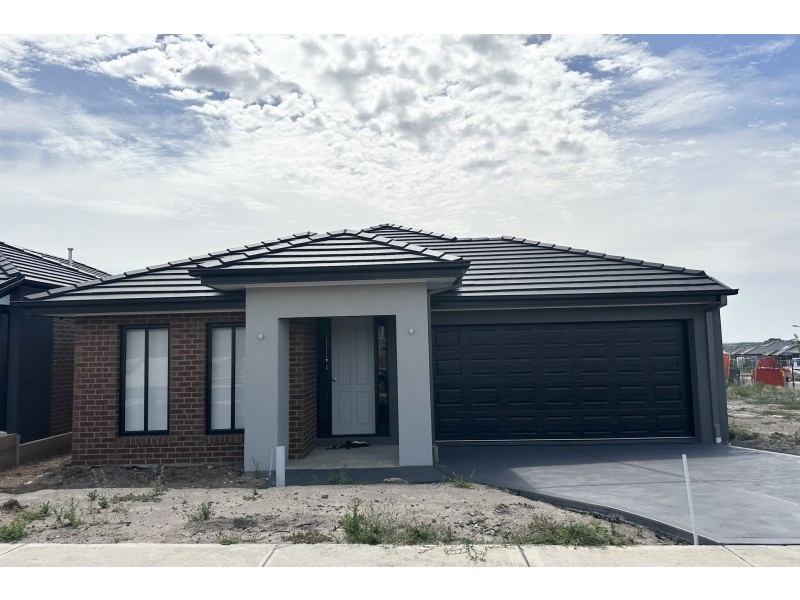 10 Nightfall Avenue, Clyde North VIC 3978